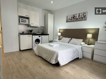 Appartamento con balcone in affitto a Centro