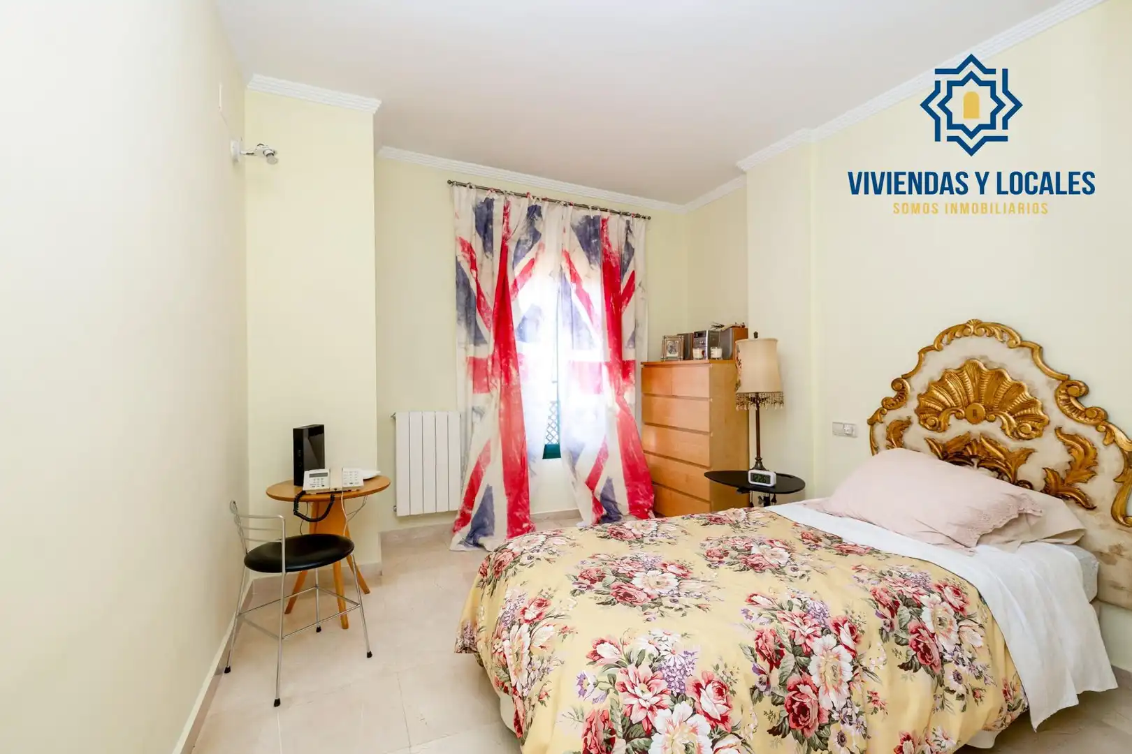 Habitación de Casa adosada en venta en Granada con Aire acondicionado, Calefacción y Jardín privado