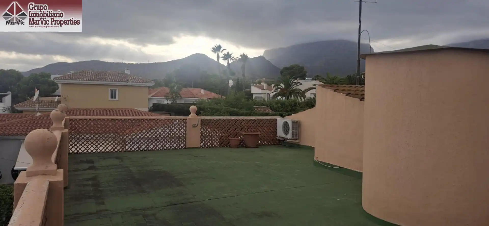 Vista exterior de Casa o xalet en venda en Benidorm amb Aire condicionat, Jardí privat i Terrassa