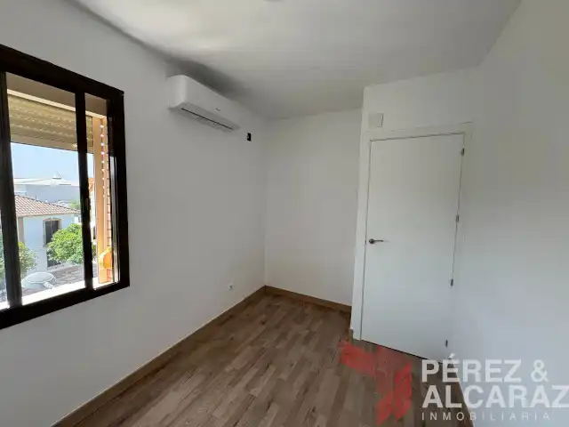 Bedroom of Flat for sale in Palma del Río  with Air Conditioner, Parquet flooring and Washing machine