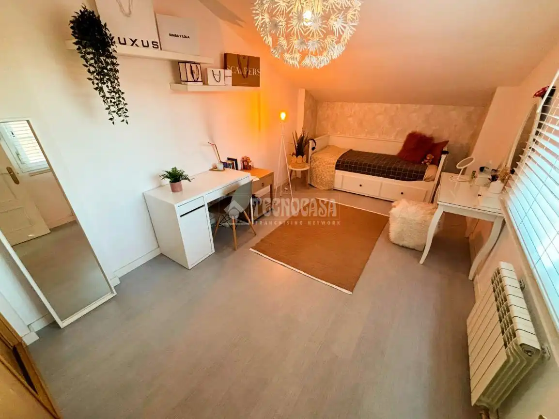 Habitación de Casa adosada en venta en Zaragoza con Aire acondicionado