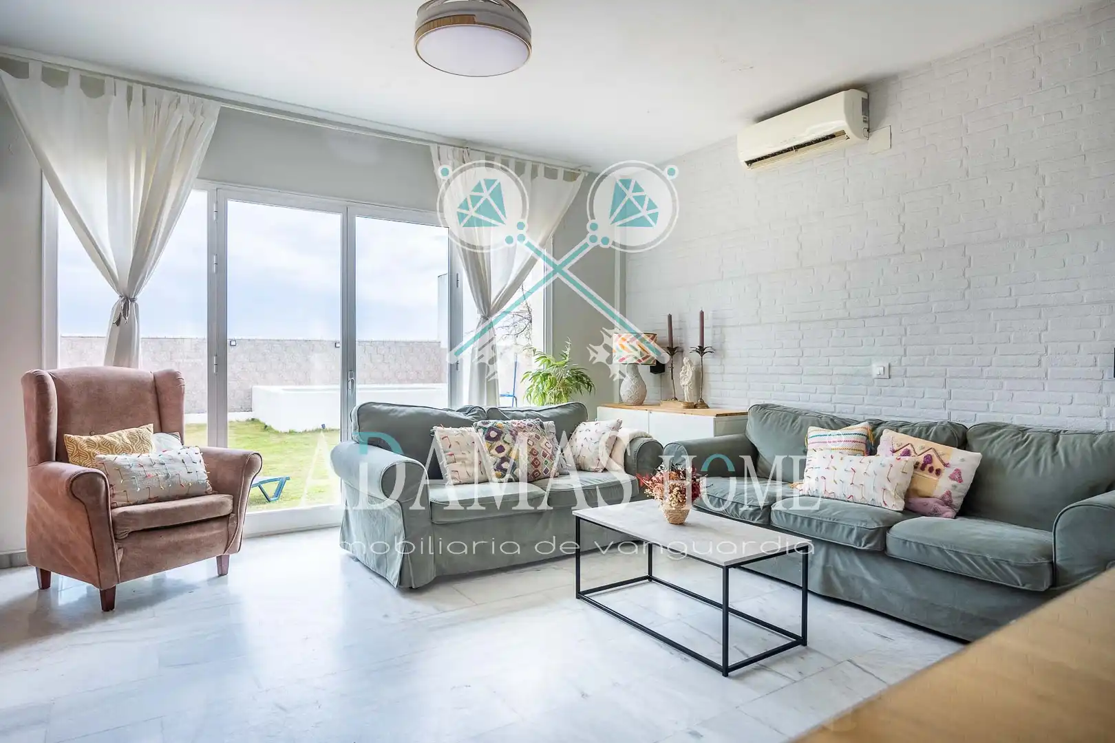 Sala de estar de Casa o chalet en venta en Valencina de la Concepción con Aire acondicionado, Calefacción y Jardín privado