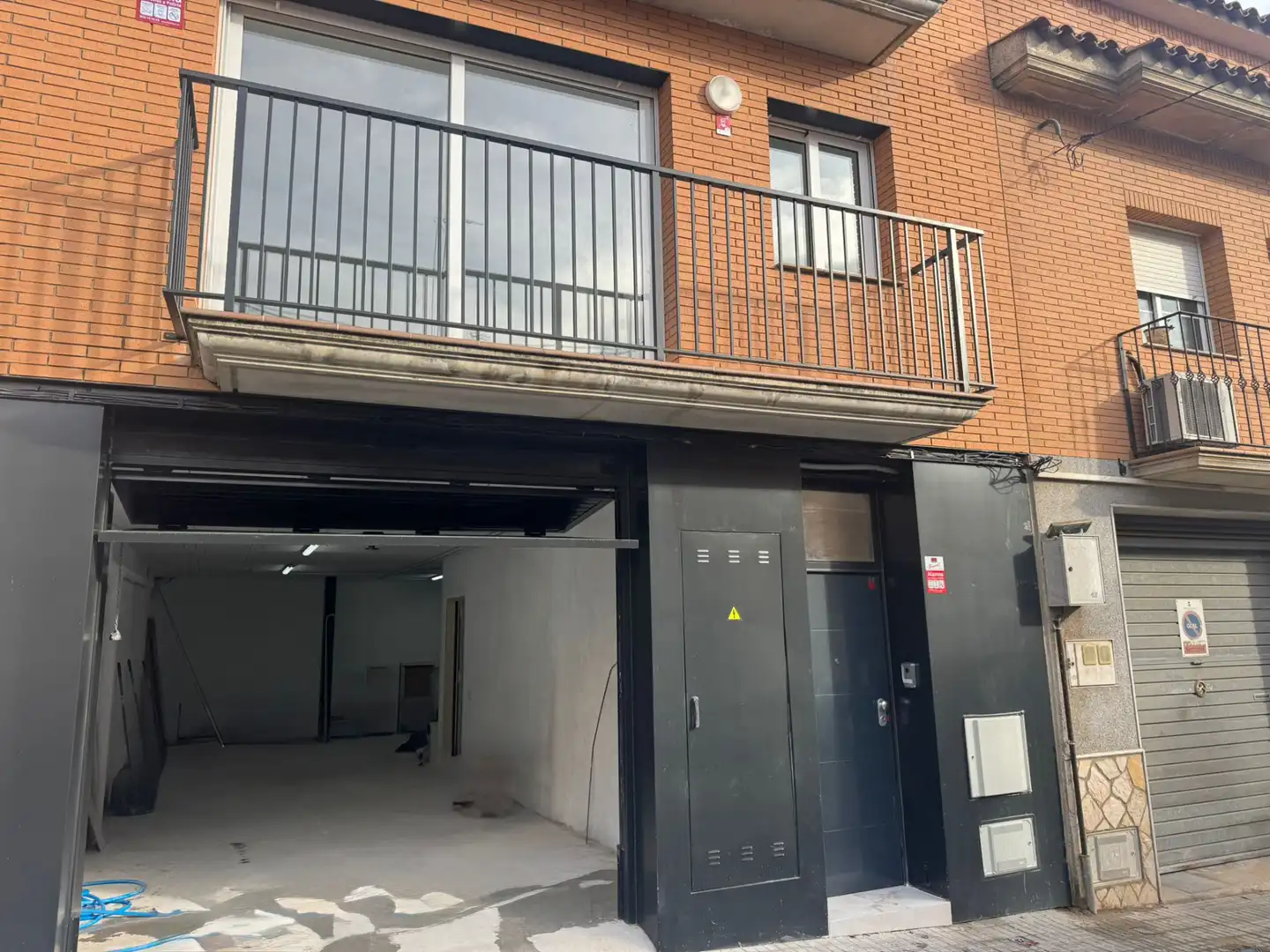 Vista exterior de Casa adosada en venda en Rubí amb Calefacció, Terrassa i Balcó