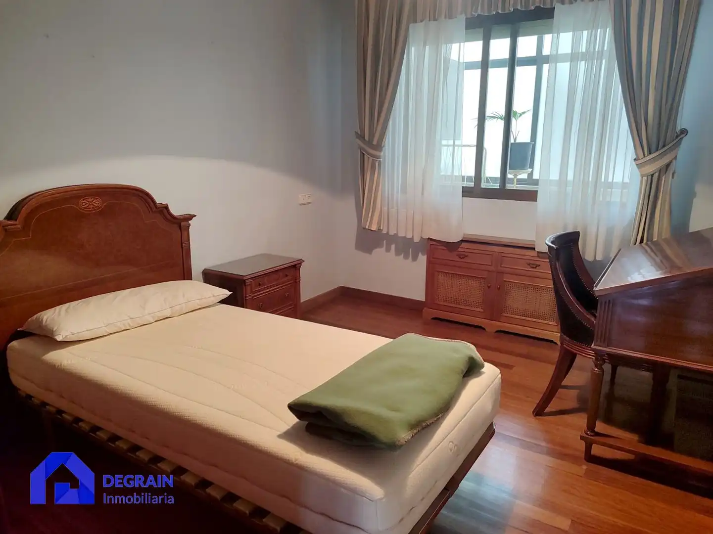 Habitación de Piso de alquiler en Oviedo  con Terraza y Trastero