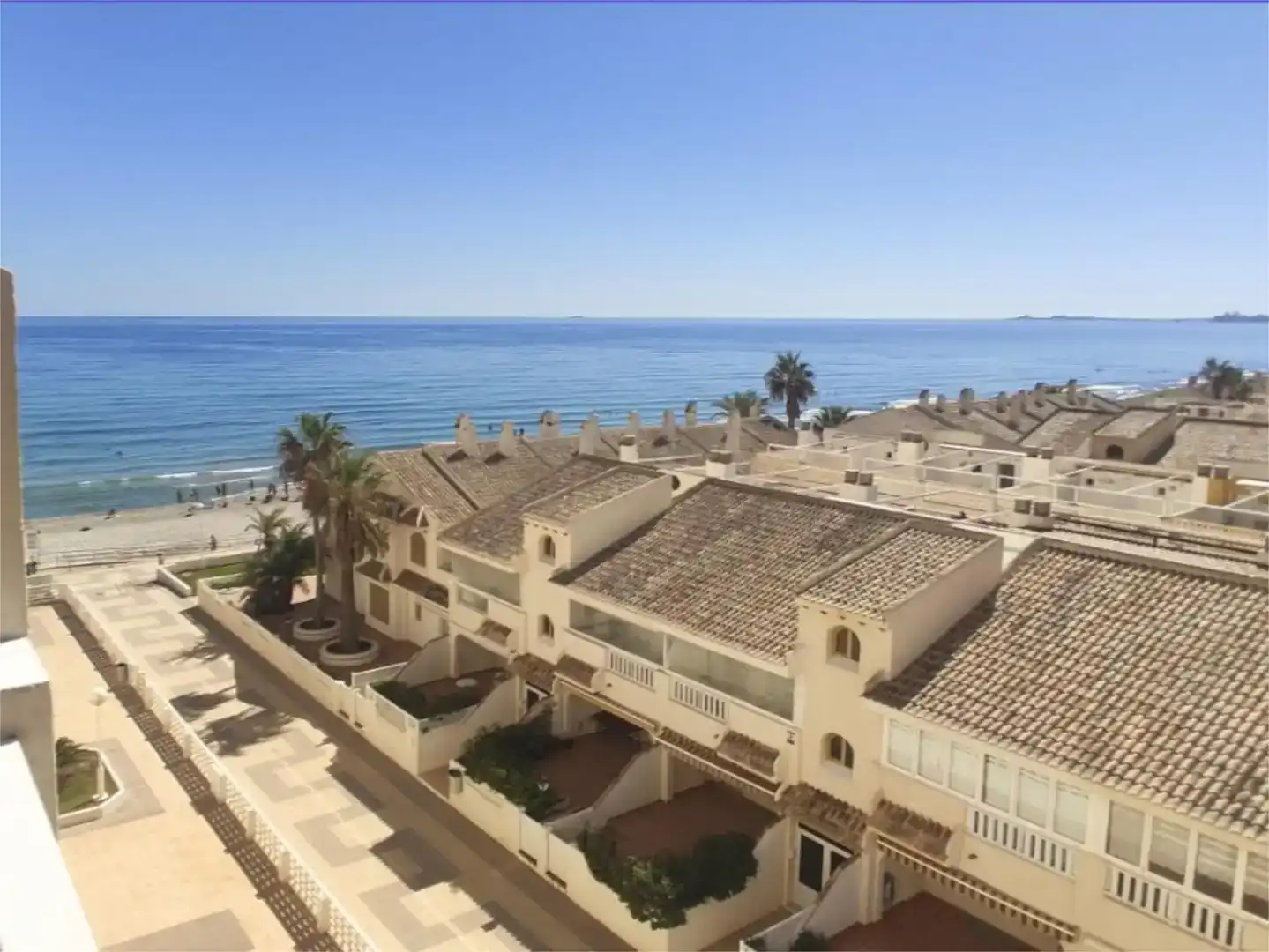 Vista exterior de Pis de lloguer en La Manga del Mar Menor amb Aire condicionat, Piscina i Moblat