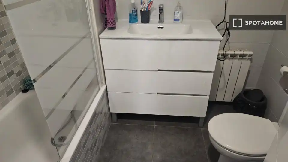 Bany de Pis per a compartir en Sant Cugat del Vallès amb Aire condicionat, Terrassa i Moblat