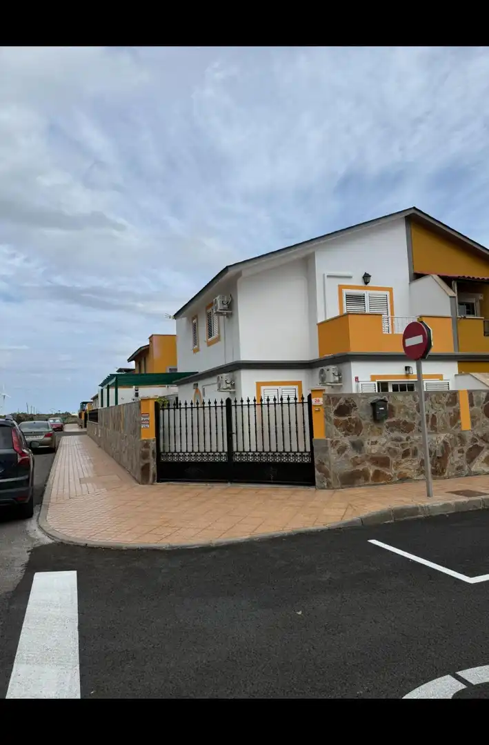 Vista exterior de Casa adosada en venta en San Bartolomé de Tirajana con Aire acondicionado, Jardín privado y Terraza