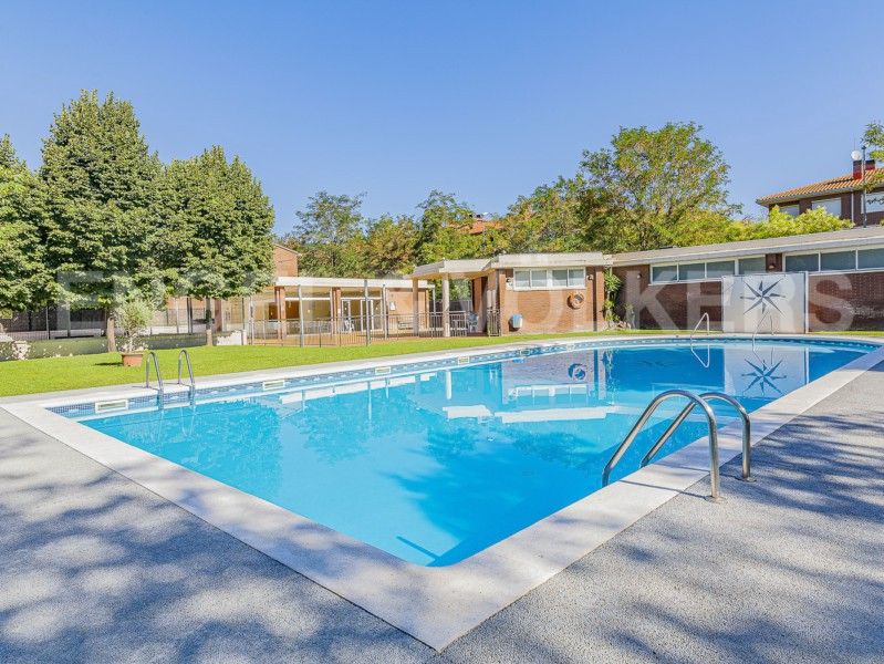 Piscina de Dúplex en venda en Cerdanyola del Vallès amb Aire condicionat, Calefacció i Terrassa