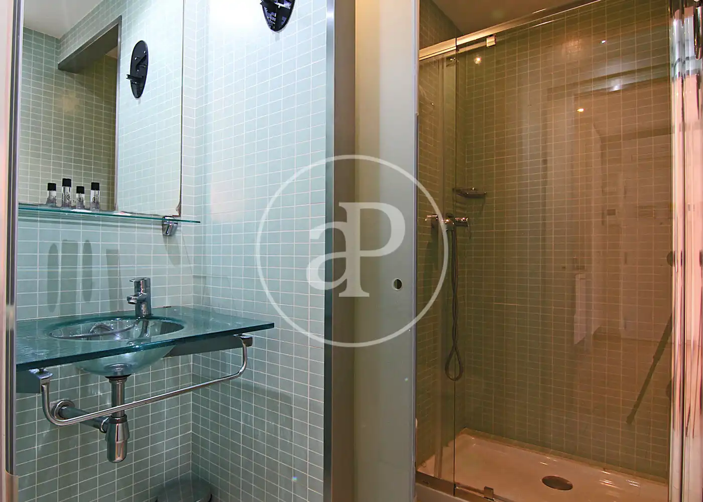 Badezimmer von Wohnung zum Verkauf in Barcelona mit Klimaanlage, Heizung und Möbliert
