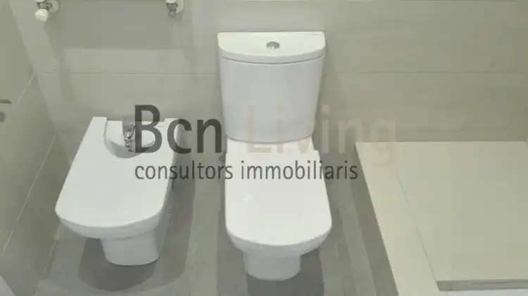 Baño de Piso de alquiler en Barcelona con Aire acondicionado, Parquet y Terraza