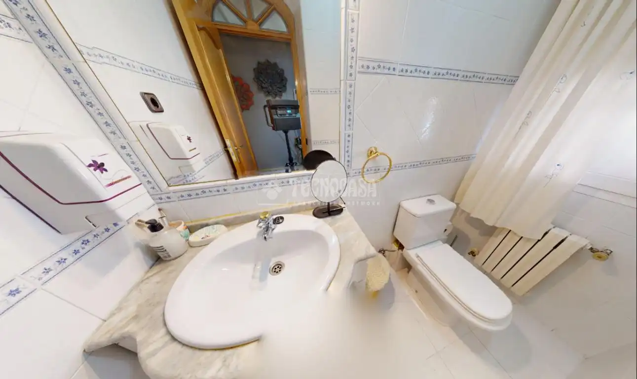 Badezimmer von Einfamilien-Reihenhaus zum Verkauf in Leganés mit Heizung, Parkett und Terrasse