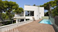 Vista exterior de Casa o xalet en venda en Castelldefels amb Aire condicionat i Piscina