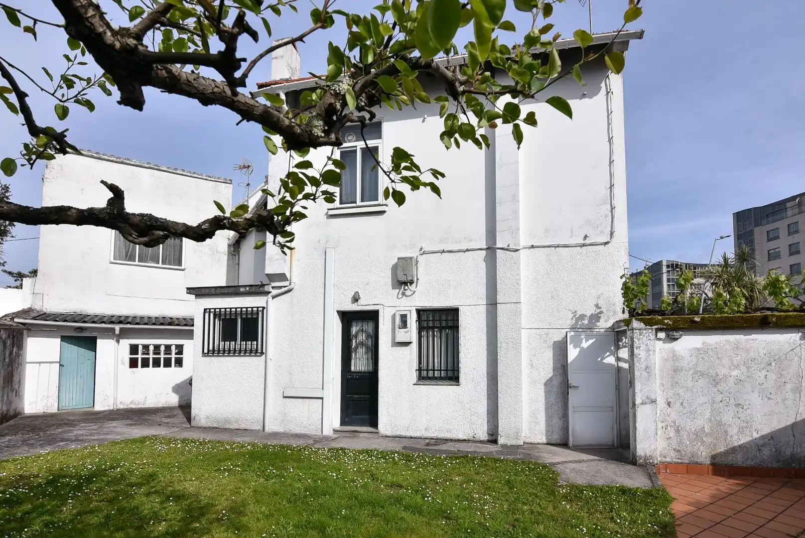 Vista exterior de Casa o xalet en venda en A Coruña Capital  amb Calefacció, Jardí privat i Parquet