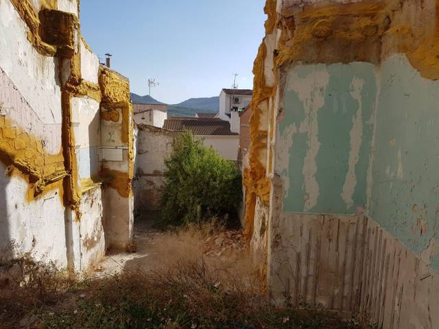 Terreno residencial en Venta en Avenida Virgen de la Cabeza, 12 en Castillo de Locubín