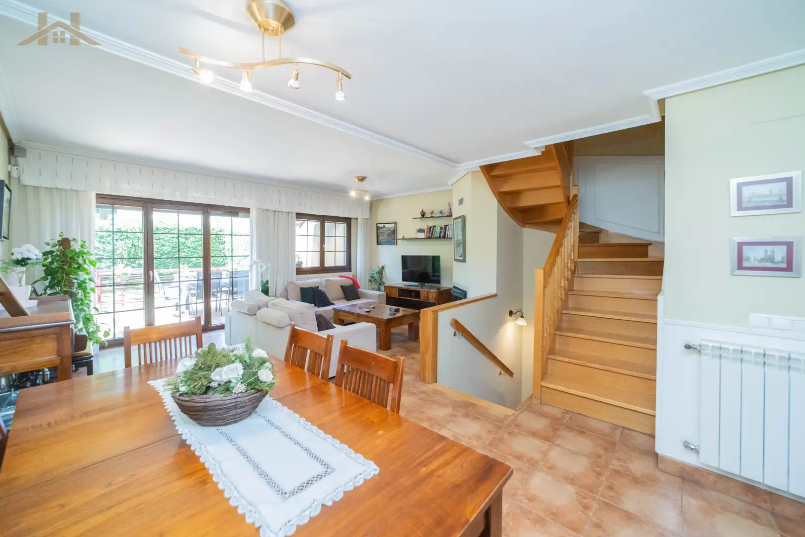 Wohnzimmer von Einfamilien-Reihenhaus zum Verkauf in Boadilla del Monte mit Heizung, Privatgarten und Abstellraum