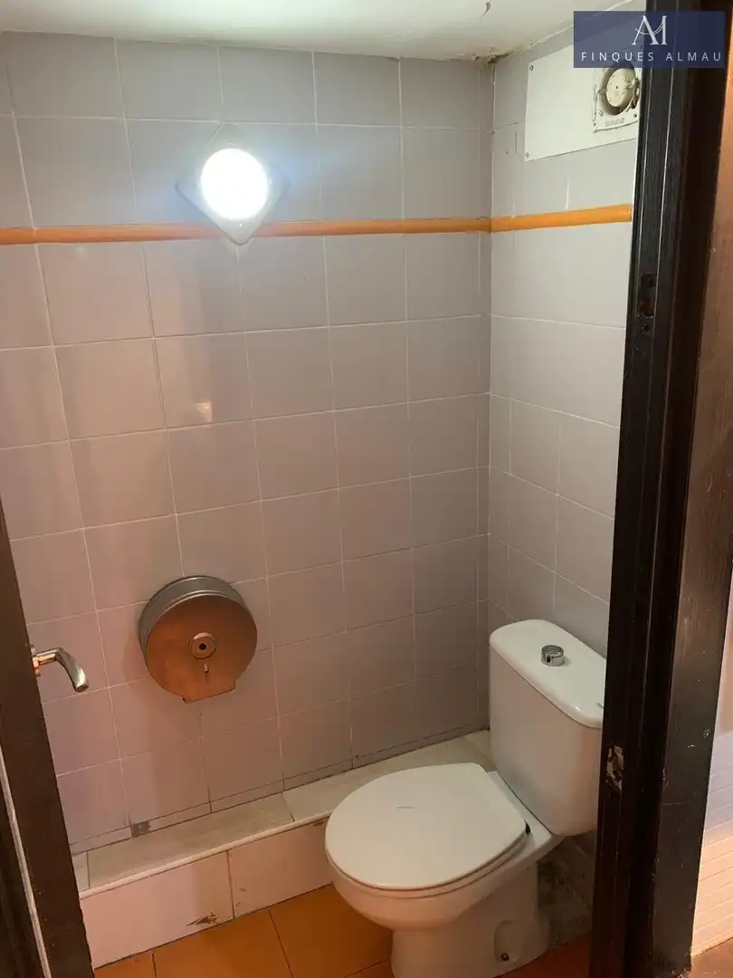 Baño de Local de alquiler en Vilanova i la Geltrú con Aire acondicionado y Amueblado