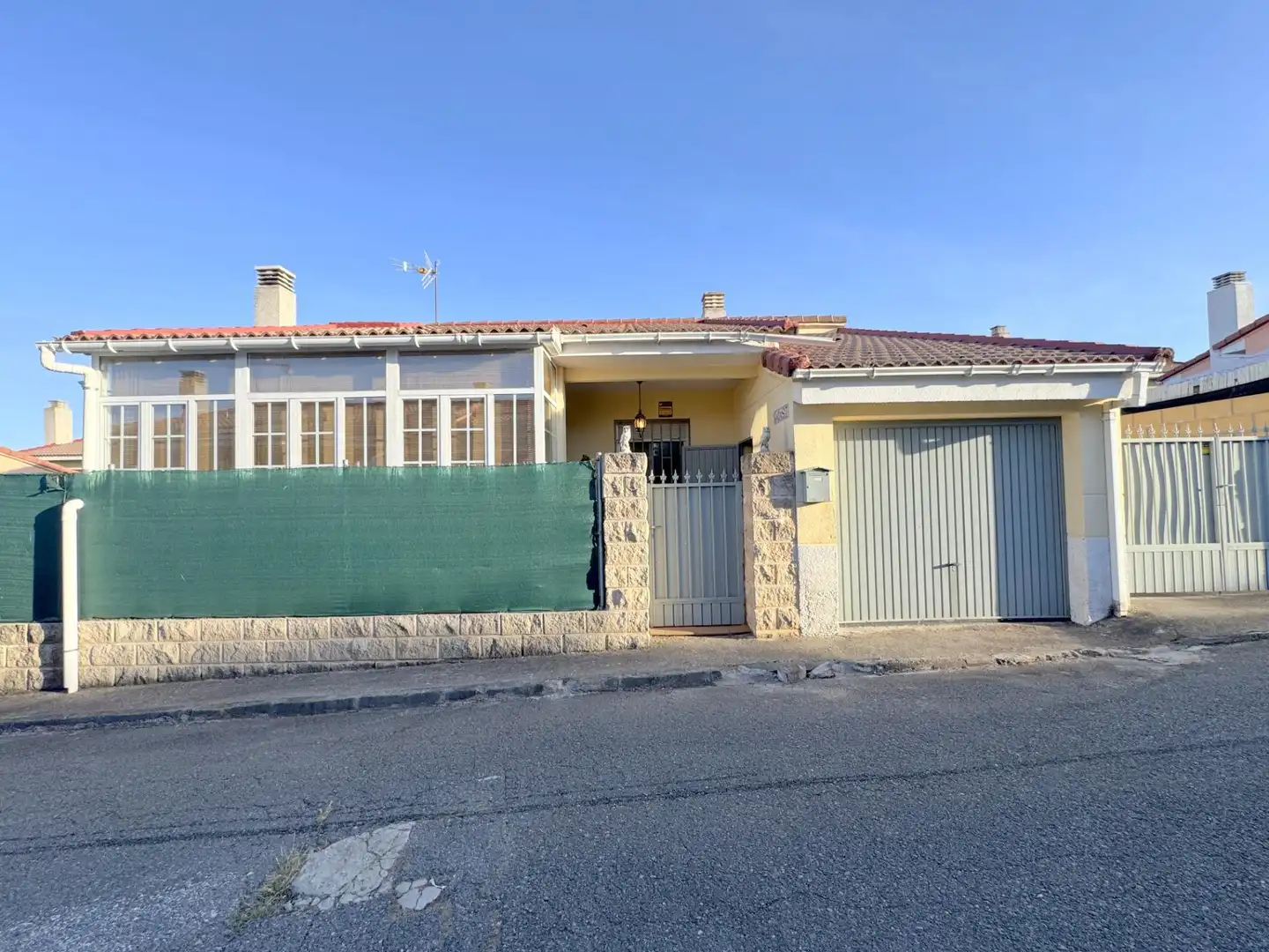 Vista exterior de Casa o chalet en venta en Herradón de Pinares con Calefacción, Jardín privado y Piscina