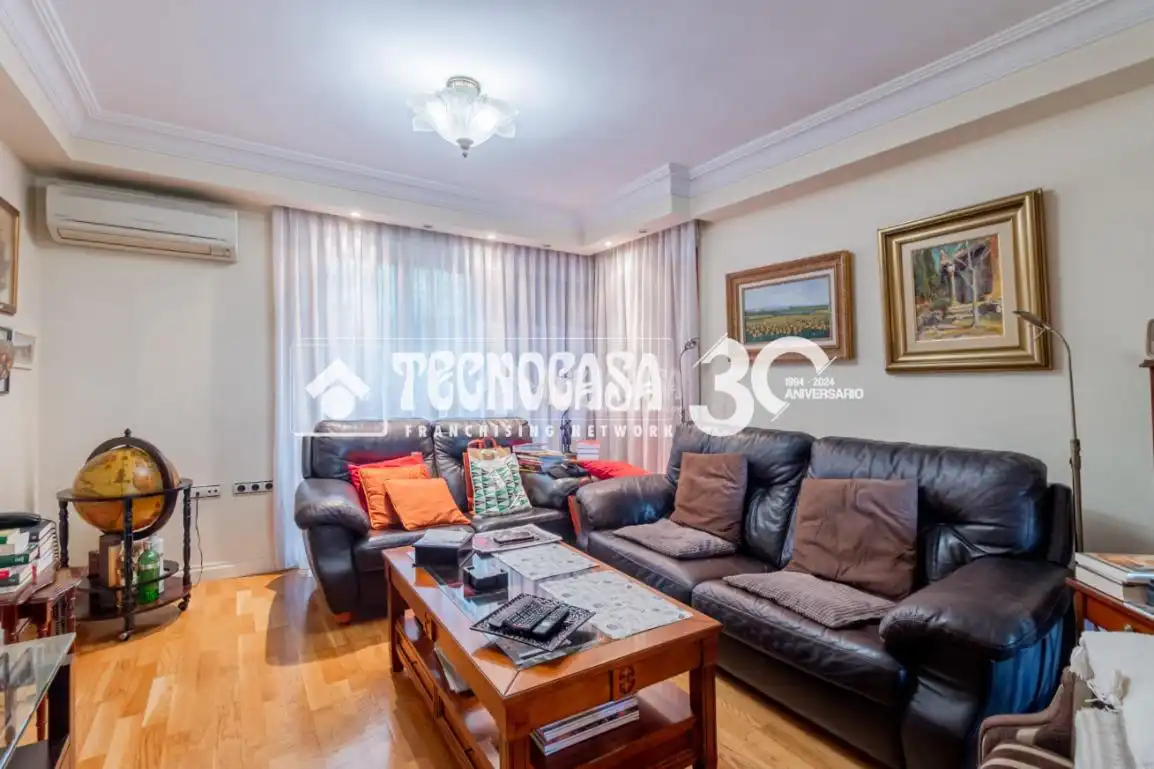 Sala d'estar de Casa adosada en venda en Madrid amb Aire condicionat, Calefacció i Terrassa