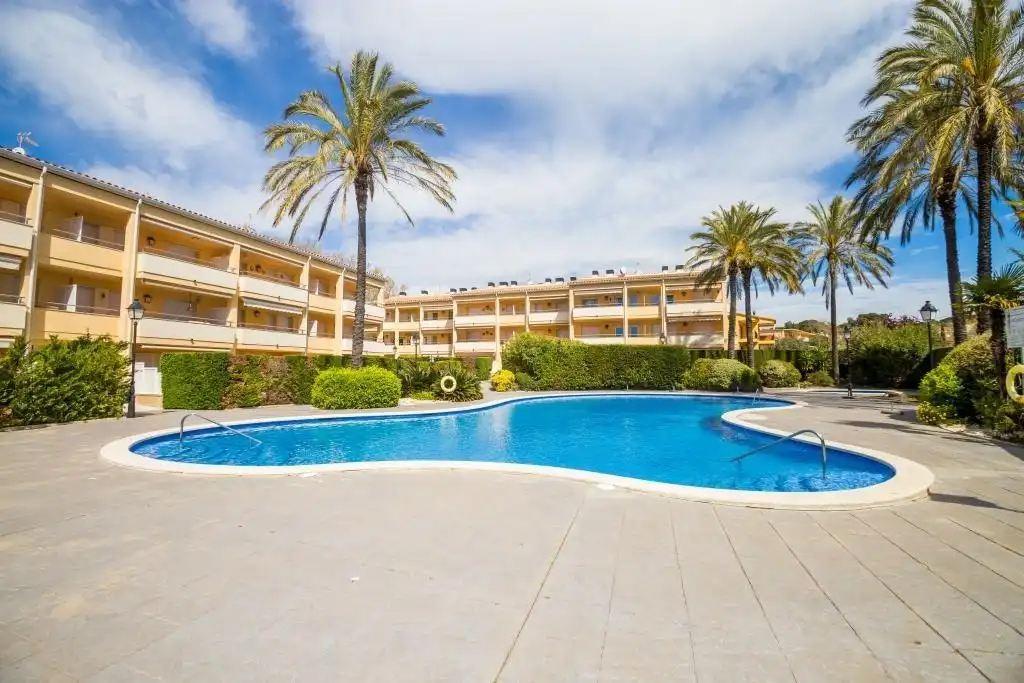 Piscina de Planta baixa en venda en Castell d'Aro, Platja d'Aro i s'Agaró amb Calefacció, Jardí privat i Terrassa