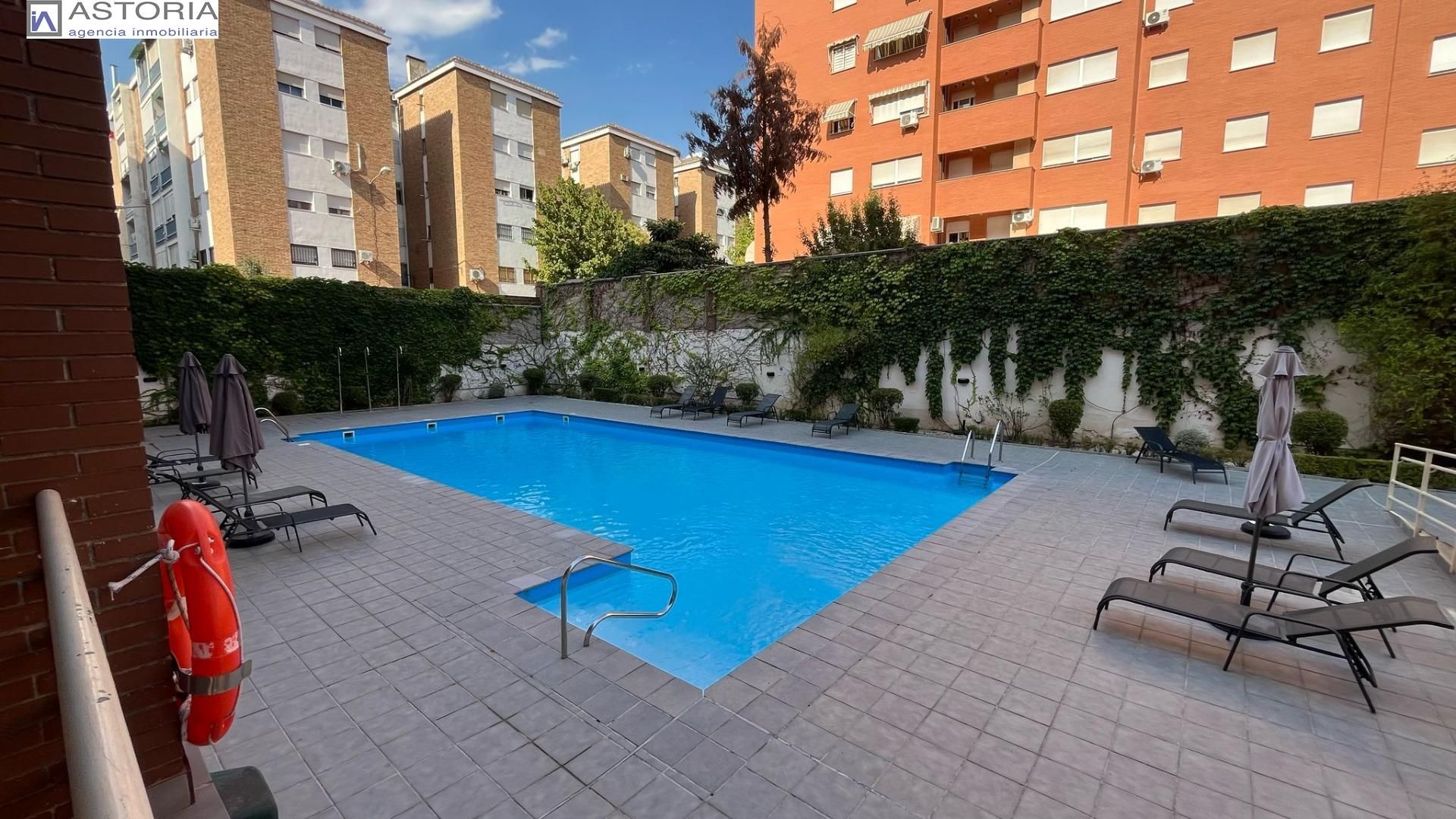 Piscina de Apartament de lloguer en  Granada Capital amb Aire condicionat, Calefacció i Traster