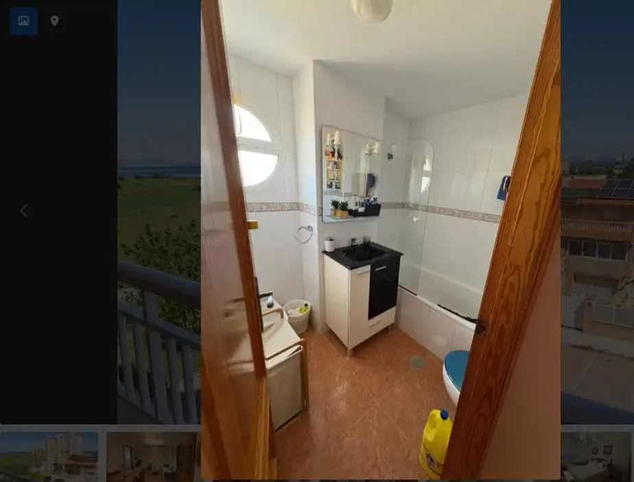 Baño de Apartamento en venta en La Manga del Mar Menor con Terraza, Piscina y Amueblado