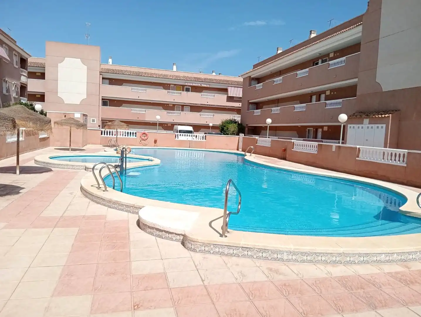 Schwimmbecken von Wohnungen zum Verkauf in Santa Pola mit Klimaanlage, Terrasse und Möbliert