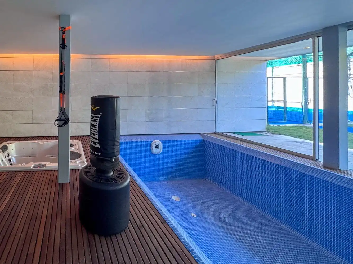 Swimming pool of Houses for sale in Madrid  with Air Conditioner, Heating and Private garden