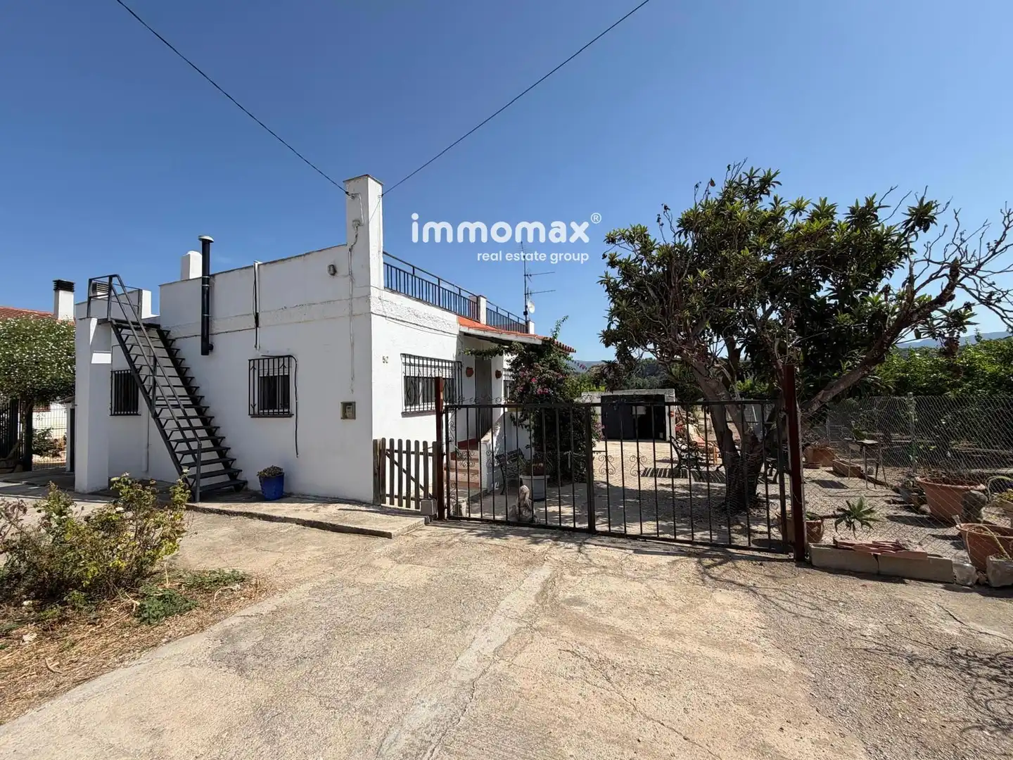 Detached house with pool for sale in 3
