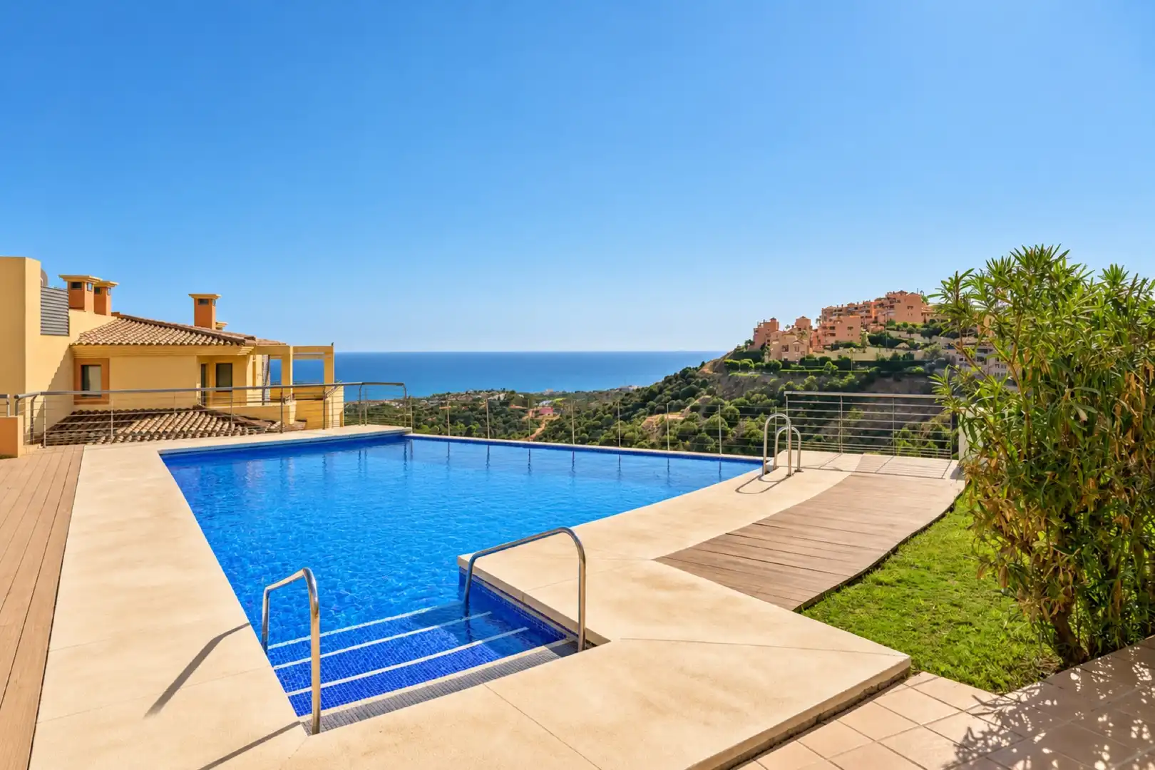Swimming pool of Apartments for sale in Calahonda 