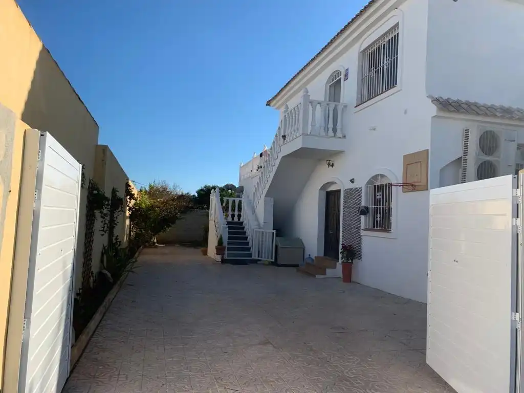Vista exterior de Casa o xalet en venda en Orihuela amb Aire condicionat, Calefacció i Jardí privat