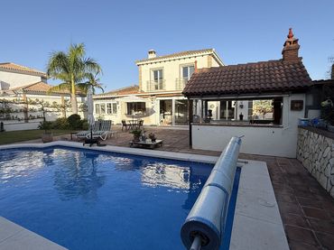 Casa con piscina en venta en Coín