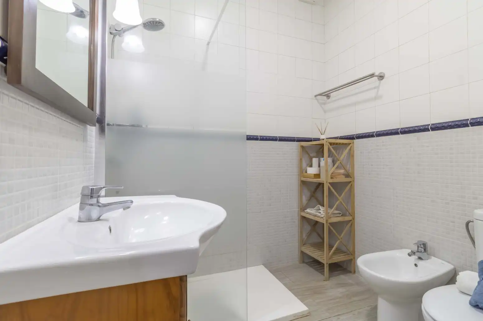 Bathroom of Houses for sale in Carmona  with Air Conditioner, Private garden and Swimming Pool