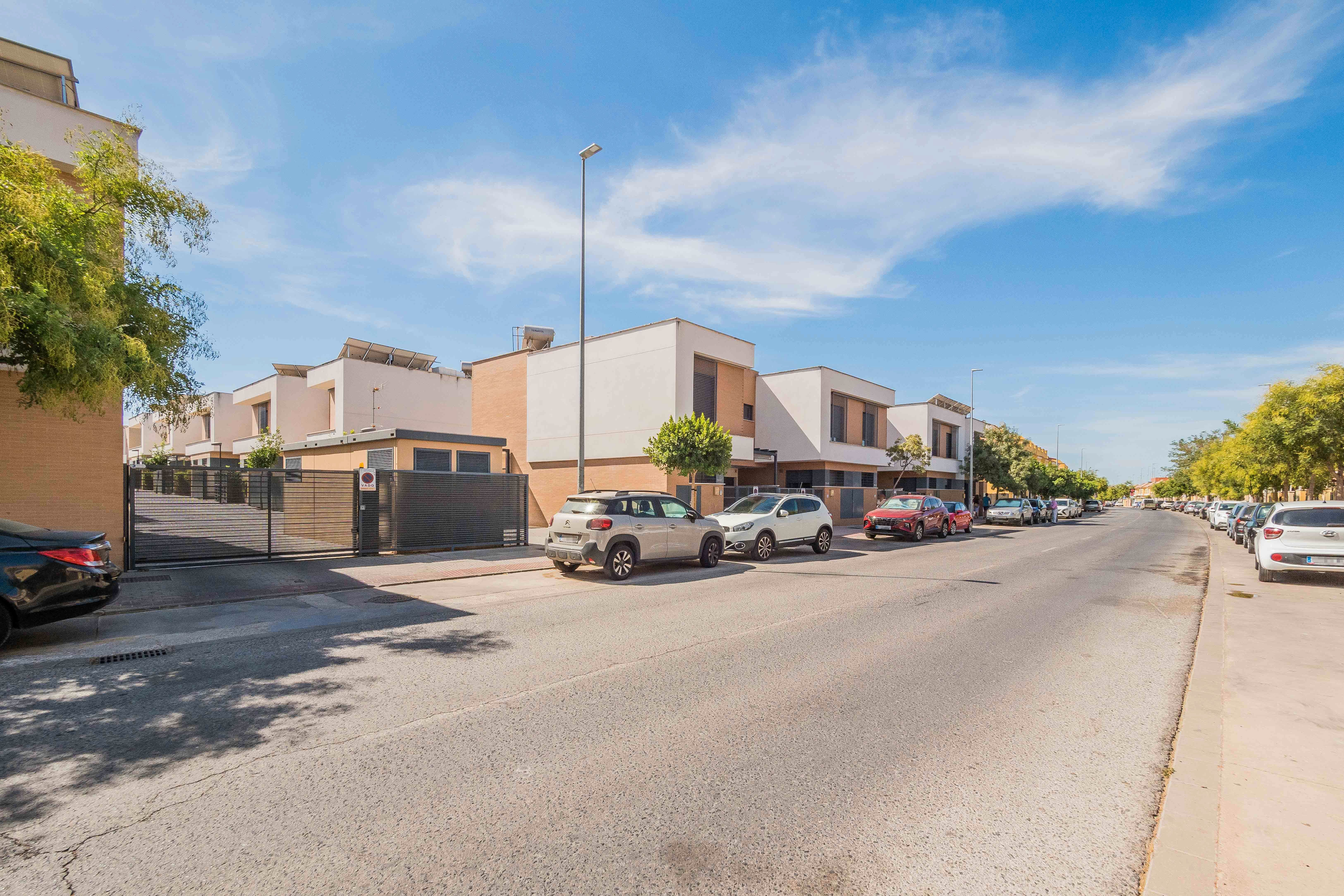 Vista exterior de Casa adosada en venda en Dos Hermanas amb Piscina comunitària