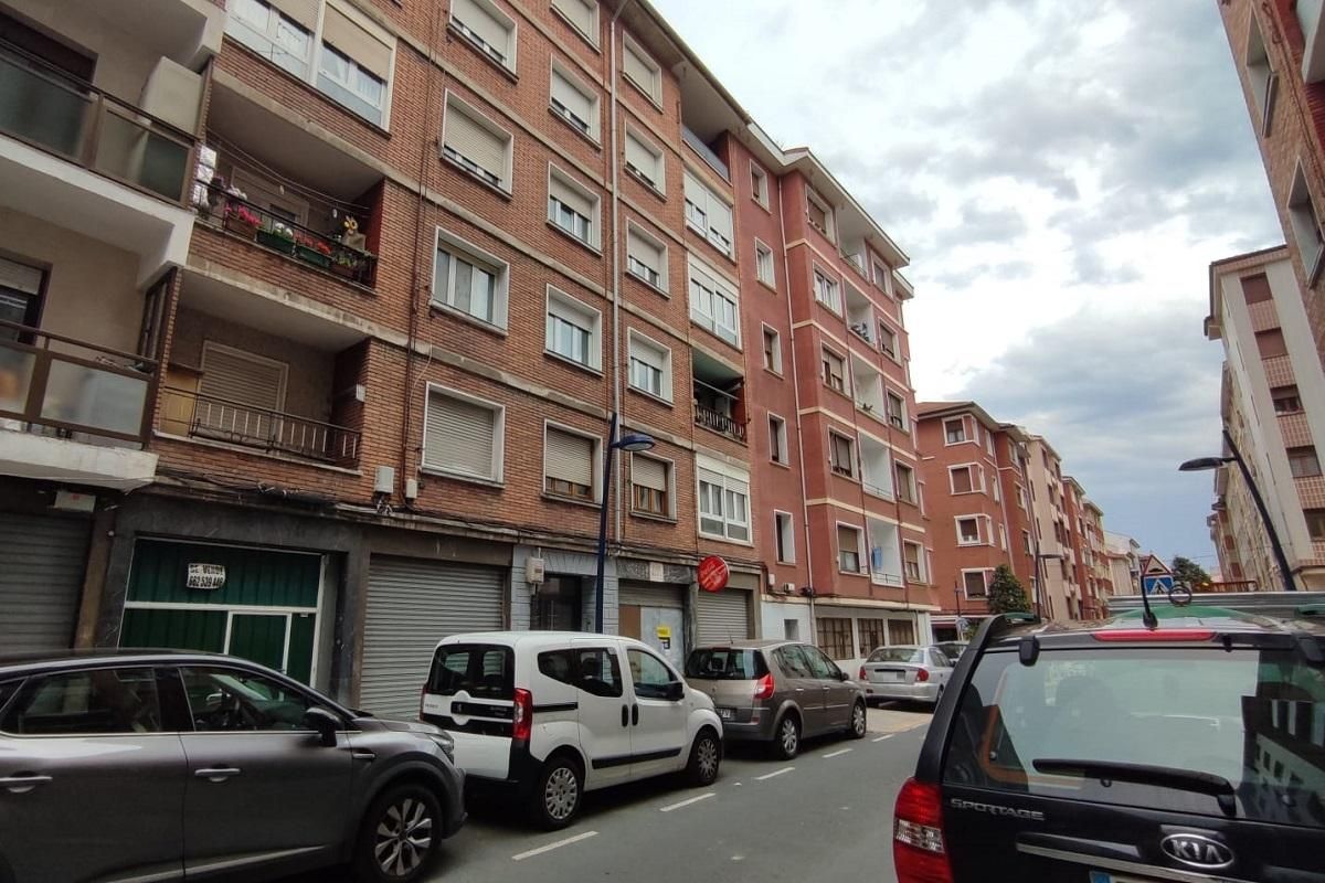 Vista exterior de Local en venda en Portugalete amb Terrassa