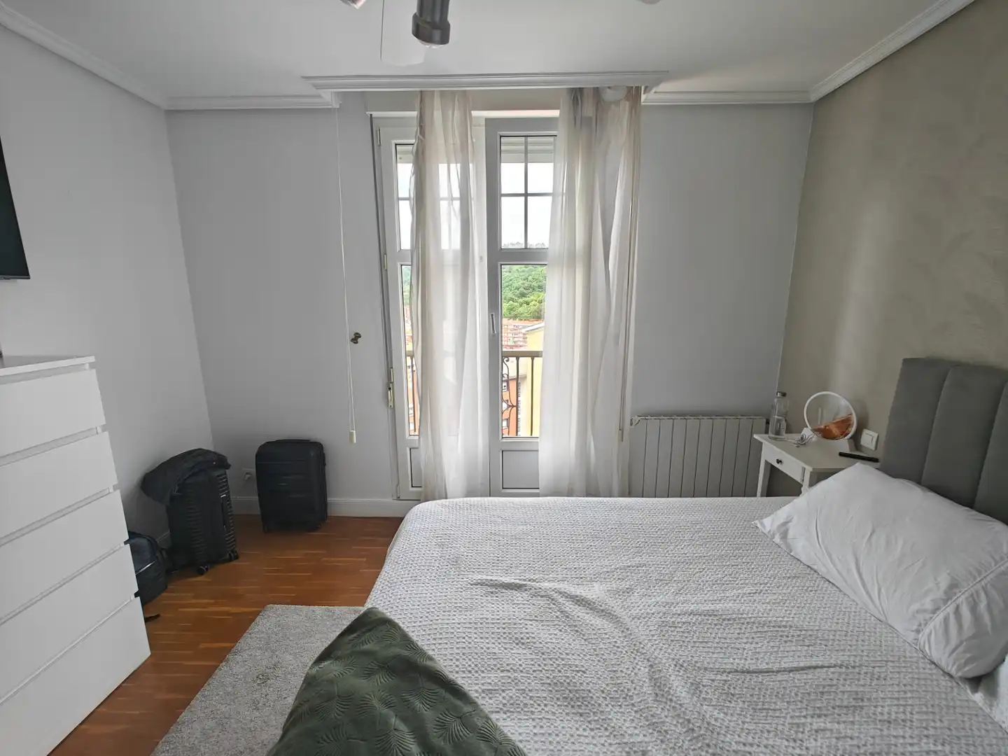 Dormitori de Casa adosada en venda en Bilbao  amb Calefacció, Terrassa i Moblat