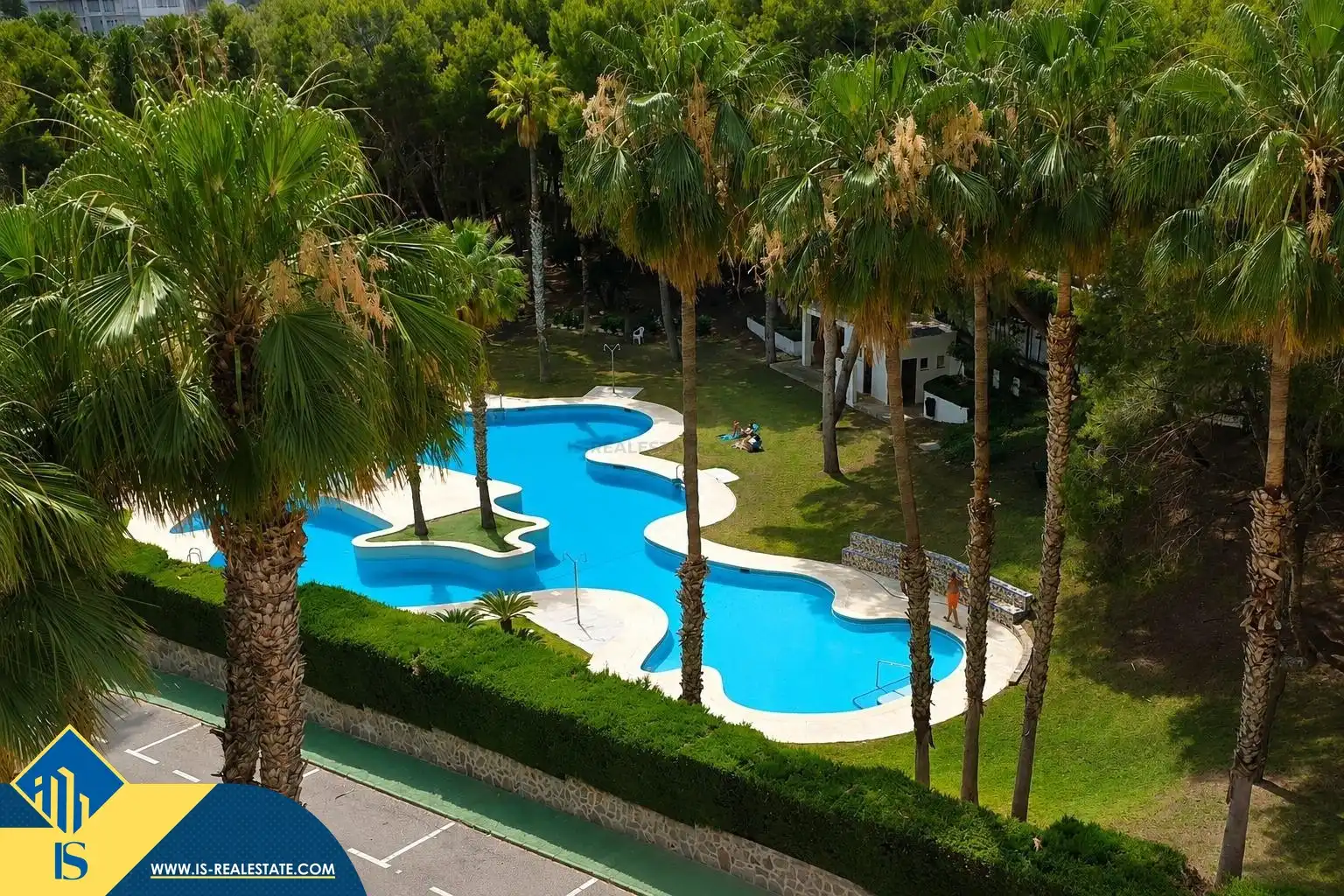 Piscina de Pis en venda en Córdoba amb Terrassa, Moblat i Balcó