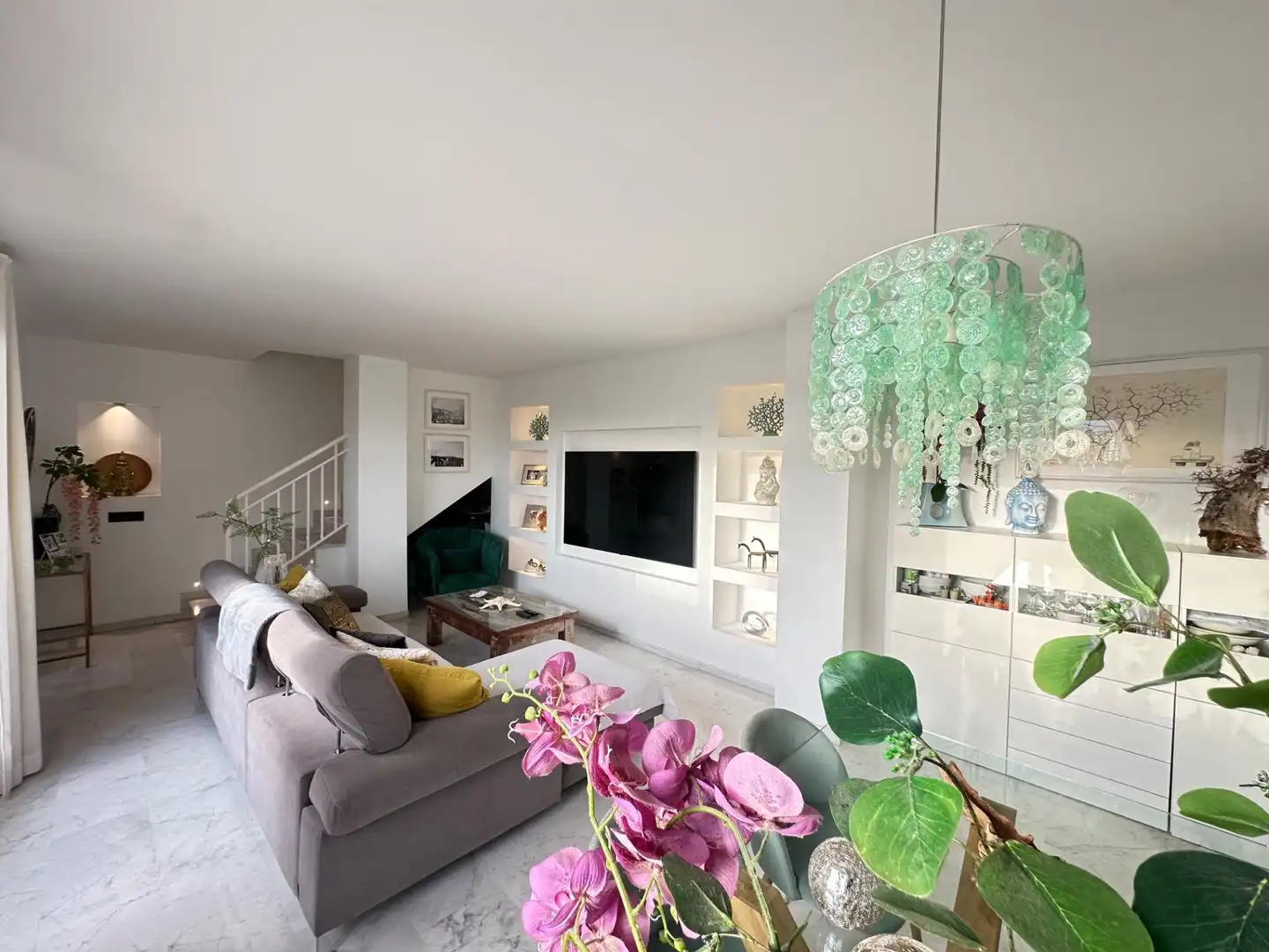 Sala d'estar de Àtic en venda en Marbella amb Aire condicionat, Jardí privat i Terrassa