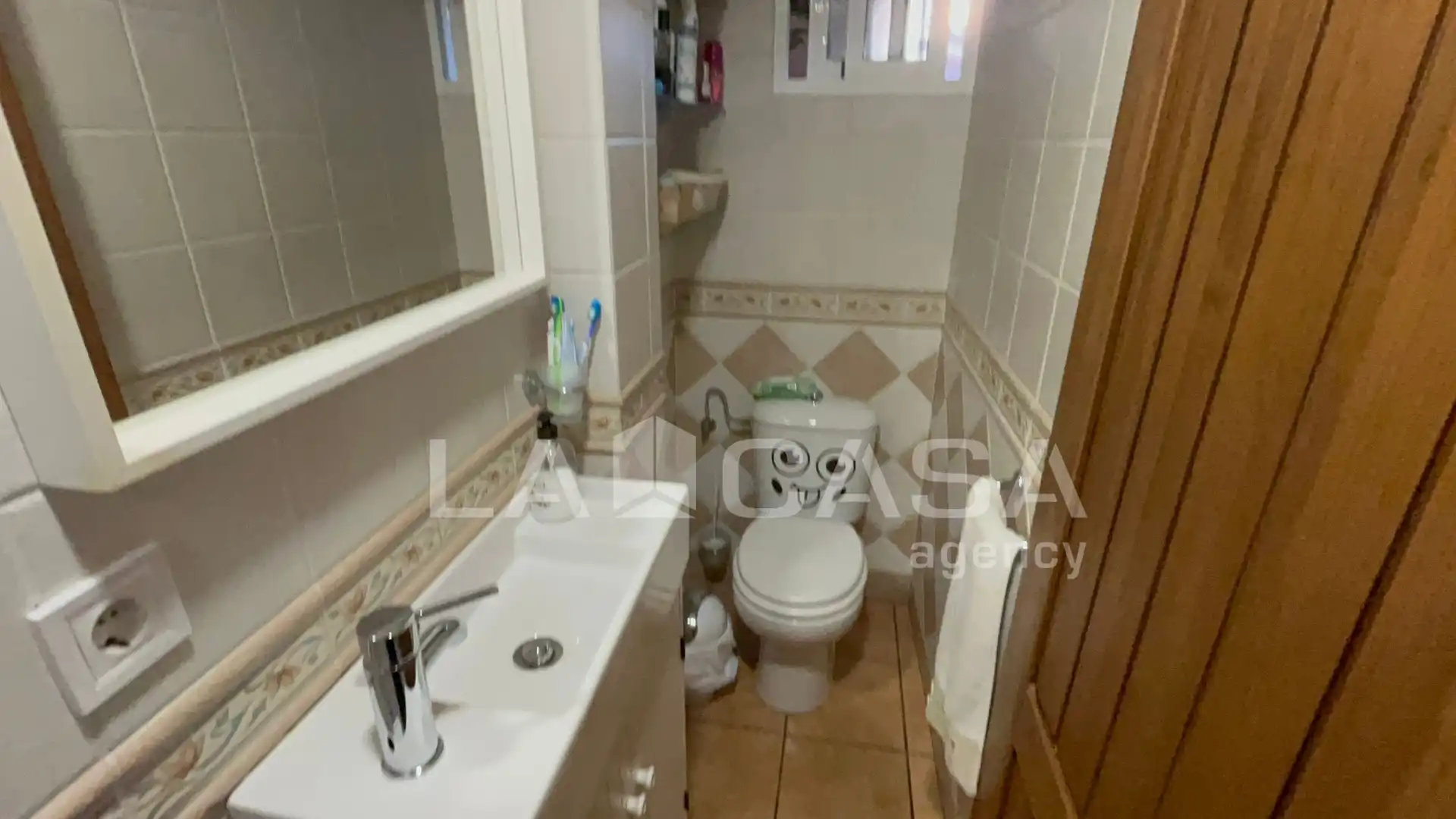 Badezimmer von Einfamilien-Reihenhaus zum Verkauf in Algeciras mit Klimaanlage, Abstellraum und Schwimmbad