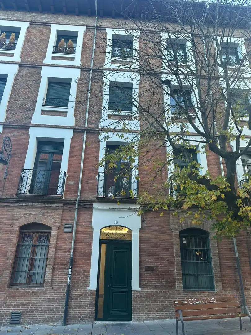 Vista exterior de Àtic en venda en León Capital  amb Calefacció, Parquet i Traster