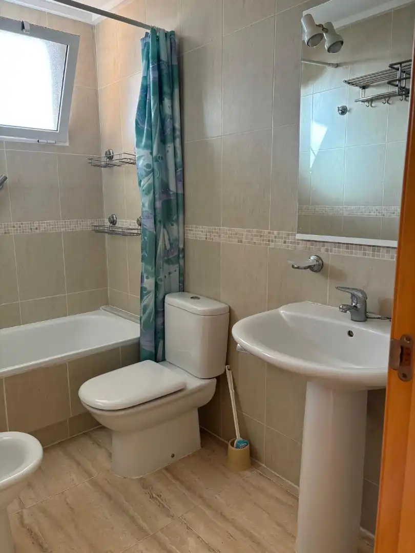 Bany de Apartament de lloguer en Benidorm amb Aire condicionat, Calefacció i Terrassa