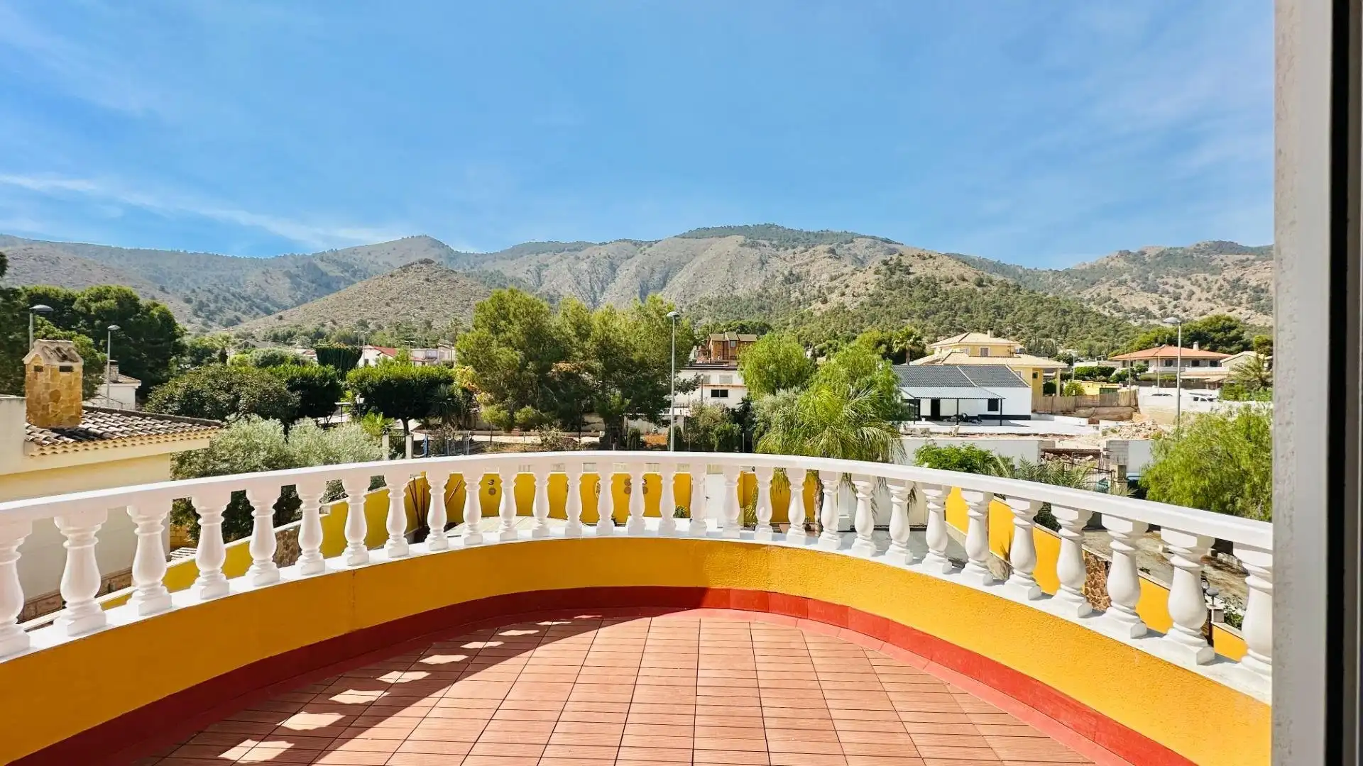 Vista exterior de Casa o xalet en venda en Orihuela amb Calefacció, Jardí privat i Terrassa