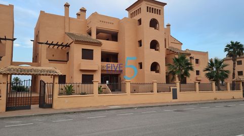 Amplio apartamento de 2 habitaciones y 2 baños en la planta baja, situado en la tranquila y segura urbanización cerrada de Sierra