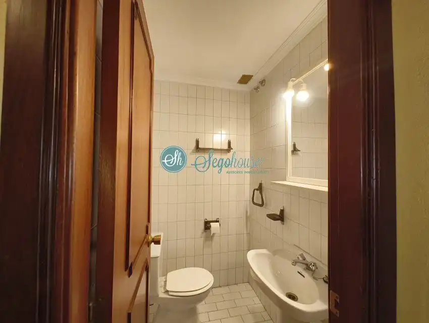 Badezimmer von Wohnung zum Verkauf in Segovia mit Heizung, Parkett und Terrasse
