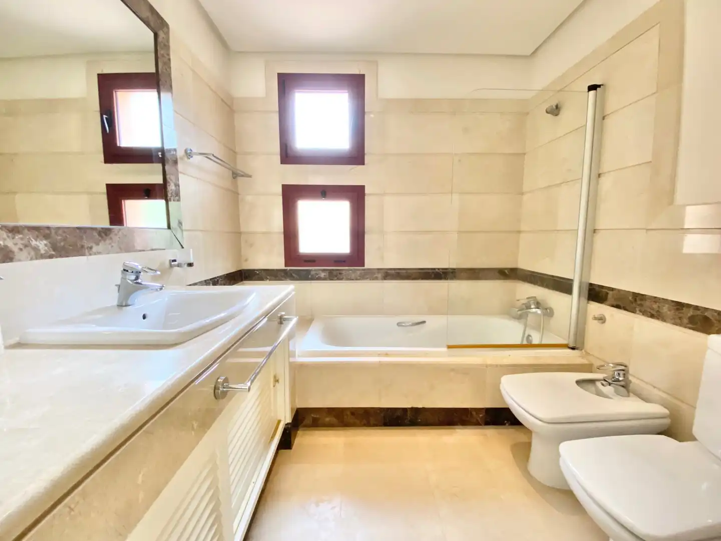 Badezimmer von Wohnungen zur Miete in Marbella mit Klimaanlage, Terrasse und Schwimmbad