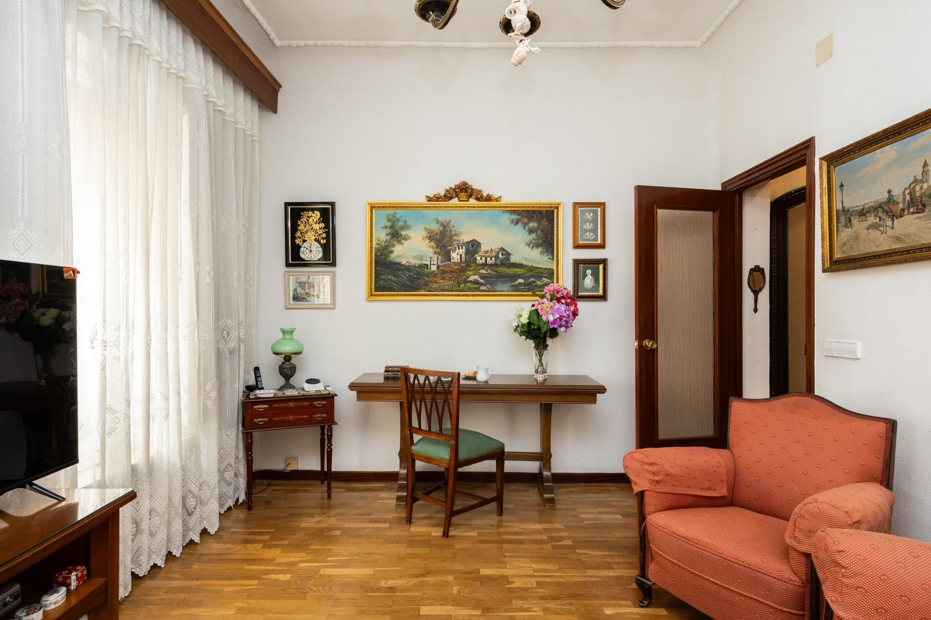 Living room of Flat for sale in  Madrid Capital  with Air Conditioner, Heating and Parquet flooring