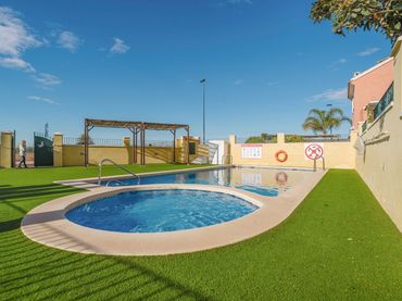 Pis amb piscina en venda a Roda