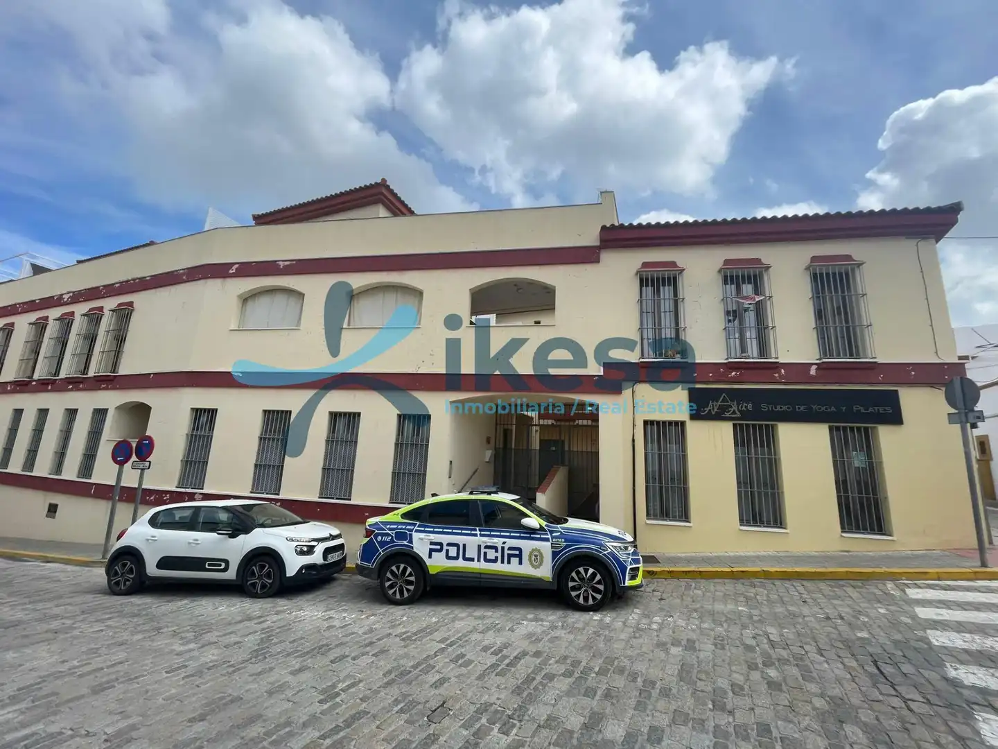 Außenansicht von Garage zum Verkauf in Gines
