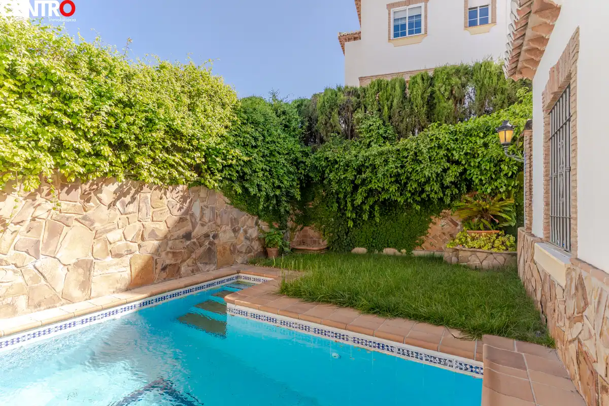 Piscina de Casa o chalet en venta en La Zubia con Aire acondicionado, Calefacción y Jardín privado