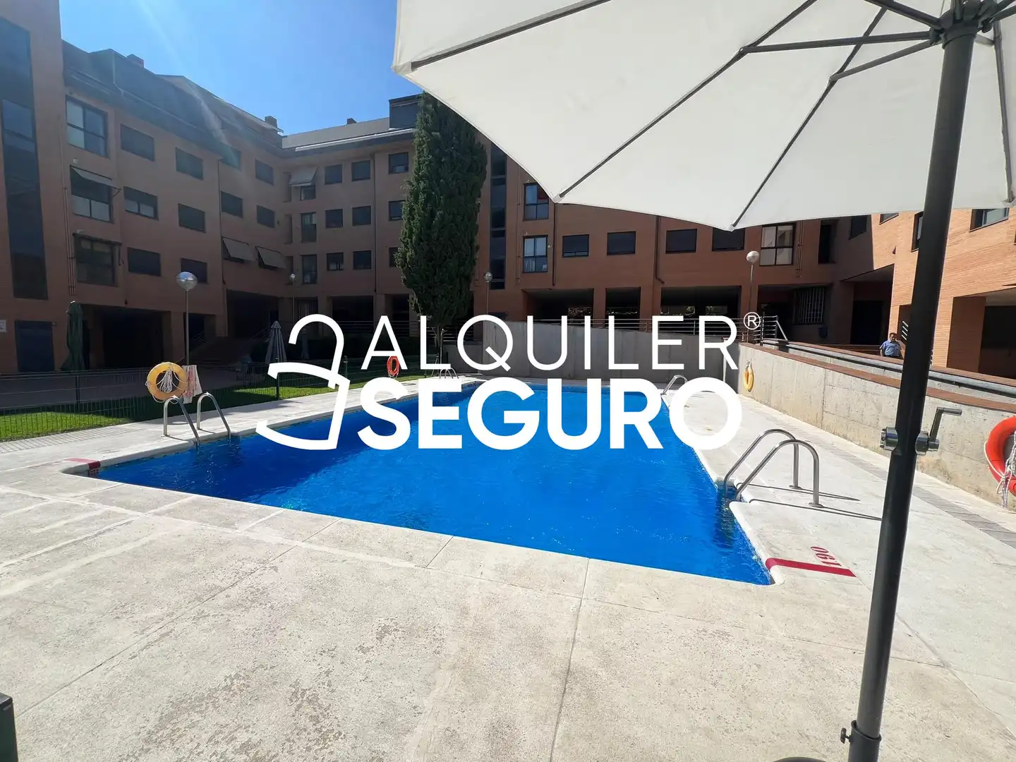 Piscina de Pis de lloguer en Madrid amb Aire condicionat, Calefacció i Traster
