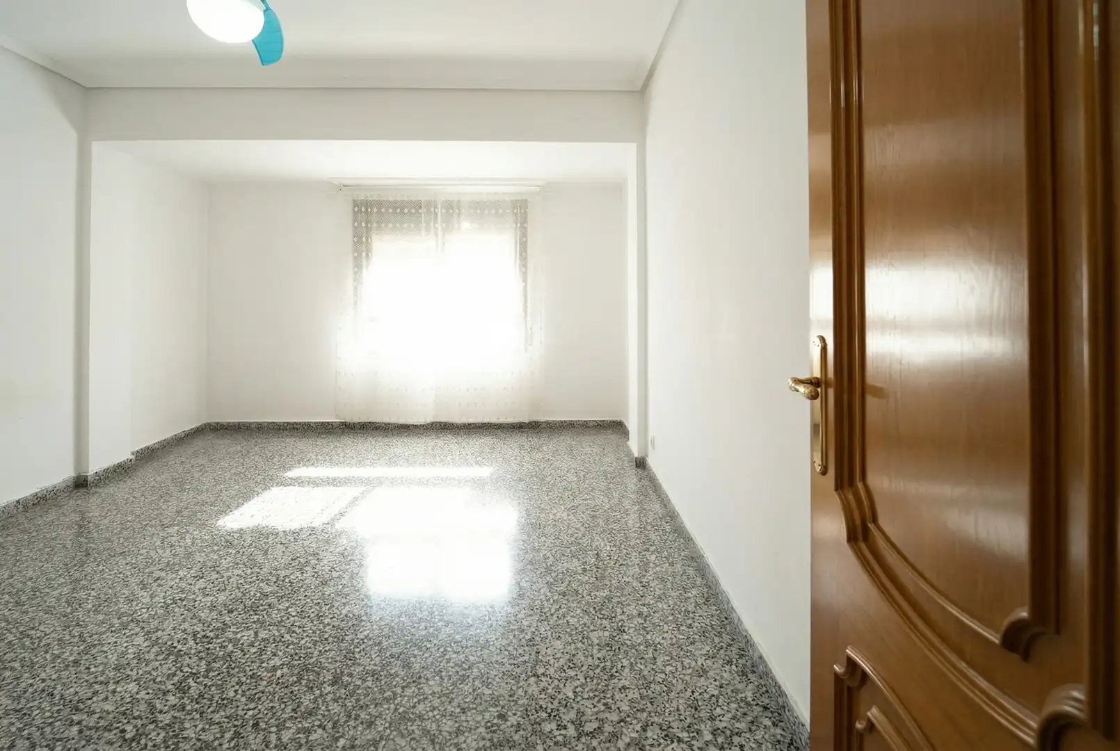 Wohnung zum Verkauf in Valencia mit Klimaanlage, Privatgarten und Abstellraum